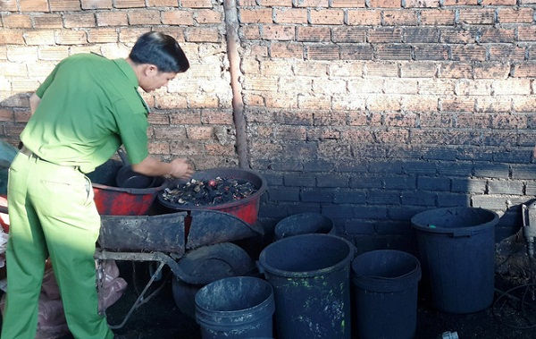   Các thùng pin Con ó dùng để trộn với bột cà phê tại cơ sở chế biến kinh doanh nông sản của bà Nguyễn Thị Thanh Loan (thôn 13, xã Đắk Wer, huyện Đắk R’lấp, tỉnh Đắk Nông) vừa bị bắt quả tang.  