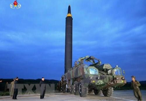 Nhà lãnh đạo Triều Tiên Kim Jong-un (giữa) theo dõi công tác chuẩn bị cho vụ phóng thử tên lửa đạn đạo tầm trung Hwasong-12 tại sân bay Sunan ở Bình Nhưỡng ngày 29/8/2017.