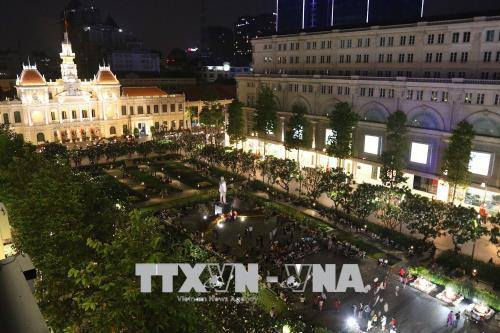 Công viên Tượng đài Bác Hồ - TP. Hồ Chí Minh lung linh khi đêm xuống. Ảnh: Thanh Vũ