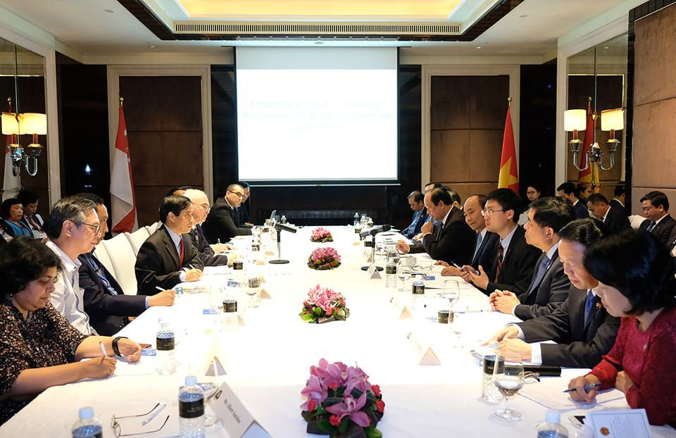 Thủ tướng nghe các chuyên gia Singapore chia sẻ về cuộc cách mạng công nghiệp 4.0.