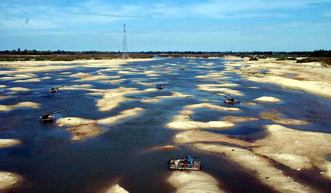 Khu vực hạ lưu sông Trà Khúc có những mỏ cát khổng lồ. Ảnh: Báo Đầu tư