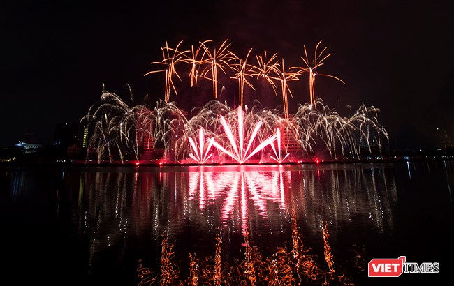 Pháo hoa Đà Nẵng 2018: Mãn nhãn 'Bức họa Huyền thoại của những cây cầu'