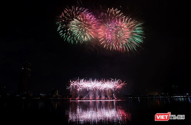 Pháo hoa Đà Nẵng 2018: Mãn nhãn 'Bức họa Huyền thoại của những cây cầu'