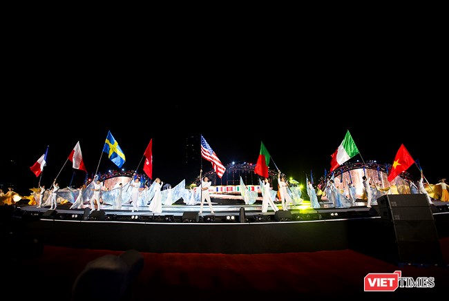 Sân khấu hoành tráng trong đêm Khai mạc DIF 2018.