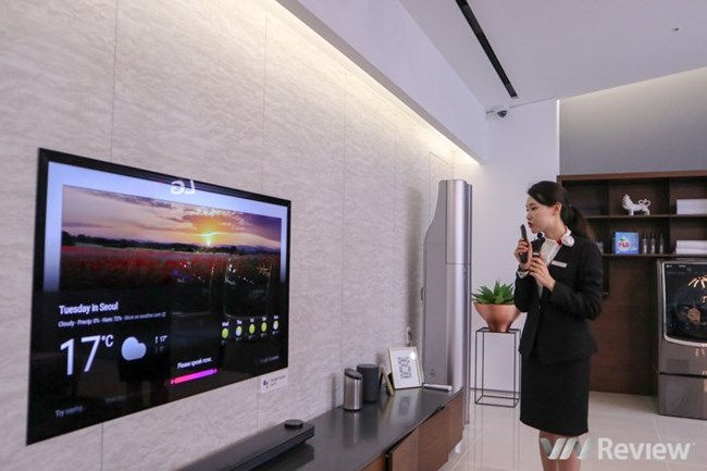 Người dùng có thể tương tác với TV hoàn toàn bằng giọng nói, tiếc là chưa hỗ trợ tiếng Việt.