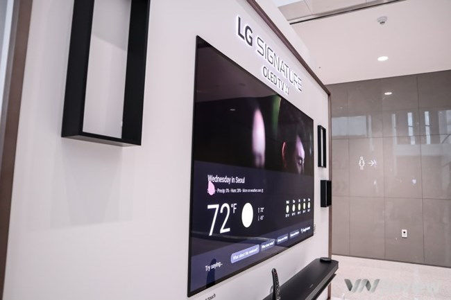 LG OLED W8, mẫu TV cao cấp nhất hiện nay của LG với kích thước mỏng như một tờ giấy dán tường.