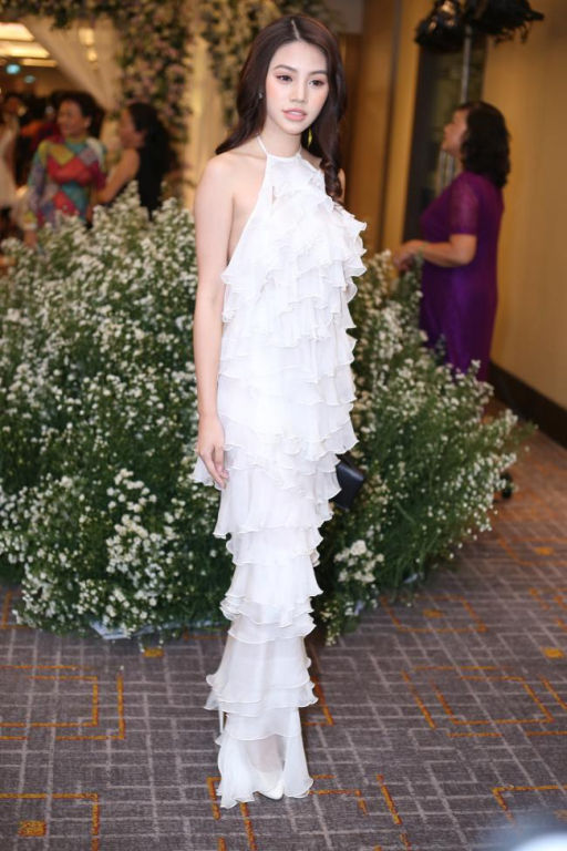 Jolie Nguyễn khoe vẻ đẹp thanh khiết trong chiếc đầm trắng. Ảnh: Dân việt
