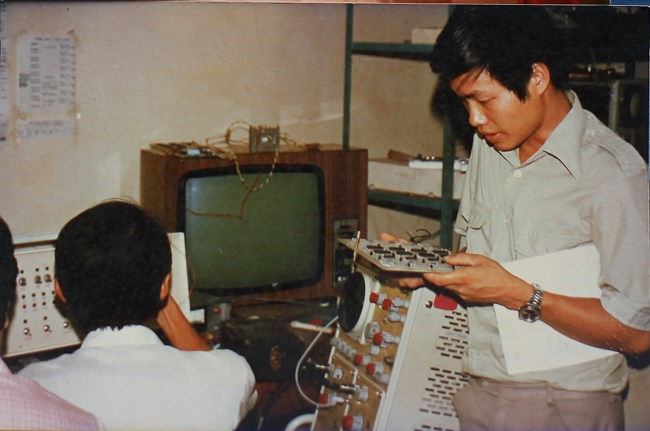 Máy tính VT8x với màn hình là tivi Neptune - ảnh tư liệu do TS Nguyễn Chí Công (đứng) cung cấp.