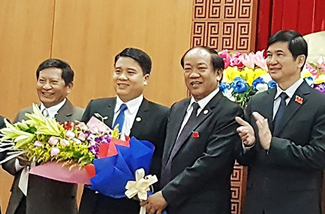 Ông Trần Văn Tân (thứ ba từ phải sang), chính thức trở thành Phó Chủ tịch UBND tỉnh Quảng Nam ở tuổi 39.