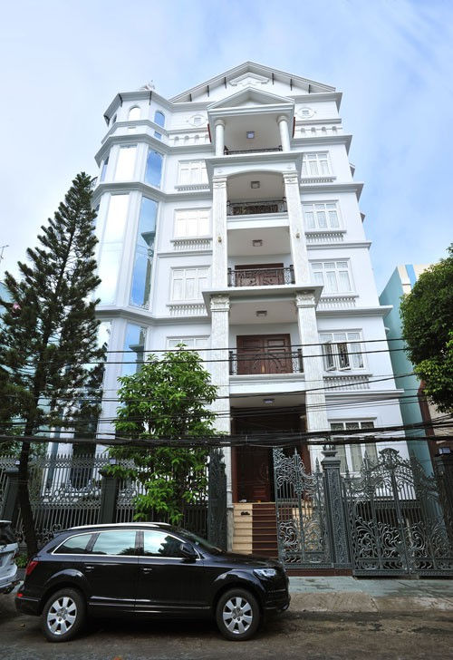 Cận cảnh ngôi nhà 6 tầng hoành tráng, gây chú ý trên đường Cộng Hòa của gia đình ca sĩ Trang Nhung.