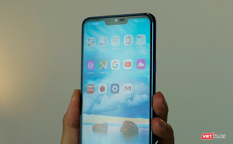Điểm dễ nhận thấy nhất của G7  ThinQ là màn hình tai thỏ đặc trưng của iPhone X. Kể từ khi iPhone X áp dụng màn hình tai thỏ, có rất nhiều hãng sản xuất điện thoại Android đã đi theo trào lưu này. Có thể kể đến chiếc ZenFone 5 của Asus, Nova 3e của Huawei, V9 của Vivo...