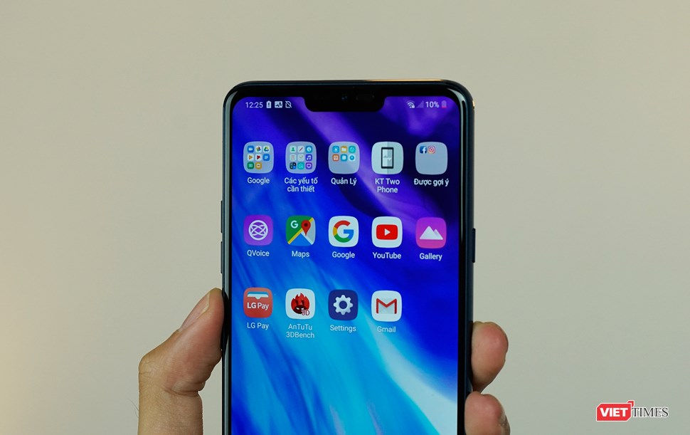LG G7  ThinQ có màn hình 6,1 inch, độ phân giải 4K, nhìn cực kỳ sắc nét. Các cạnh viền rất mỏng và các góc được bo tròn.