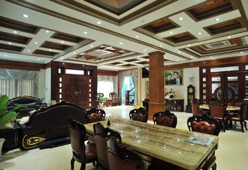 Phòng khách tại tầng trệt rộng rãi với điểm nhấn là trần nhà được thiết kế cầu kỳ, độc đáo. Bộ salon sang trọng cũng rất lạ, vợ chồng Trang Nhung kỳ công mới mua được.