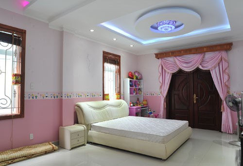 Phòng ngủ màu hồng điệu đà của con gái Trang Nhung.