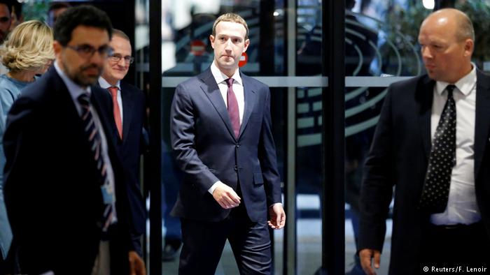 Ông chủ Facebook xin lỗi người dùng trước Nghị viện châu Âu.