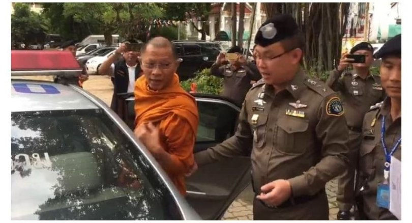 Nhà sư Phra Promdilok được cảnh sát áp giải ra khỏi chùa.