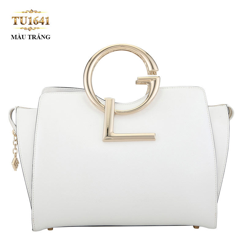  Chiếc túi xách đeo GL màu trắng hình hộp chữ nhật này sẽ khẳng định được vị trí và sự sang trọng của mình trong thế giới đồ phụ kiện bởi nét đẹp tinh tế sang chảnh và đầy lôi cuốn.  