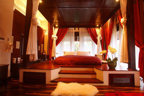 Phòng ngủ được trang trí bằng màu sắc ấm áp.