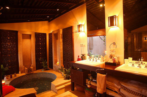 Phòng tắm riêng của vợ chồng Hà Kiều Anh đẳng cấp với hồ tắm jacuzzi xinh xắn.