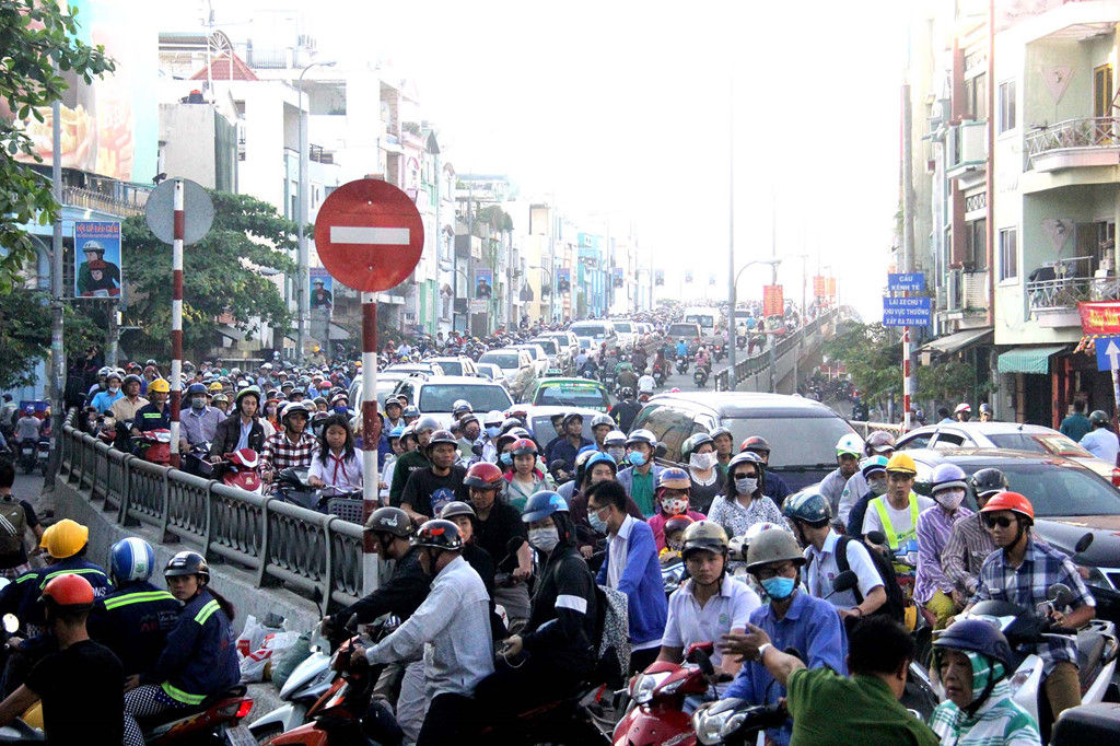 Cầu Kênh Tẻ thường bị kẹt xe do lượng phương tiện quá đông.