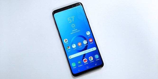   Một chiếc smartphone Android khác cũng đang tìm cách phá vỡ xu hướng tai thỏ là Vivo. Hãng đưa ra một ý tưởng thú vị liên quan tới thiết kế mới của camera cho thiết bị di động vừa được giới thiệu tại Triển lãm di động toàn cầu (MWC): camera chỉ “nhô ra” khi cần dùng.  