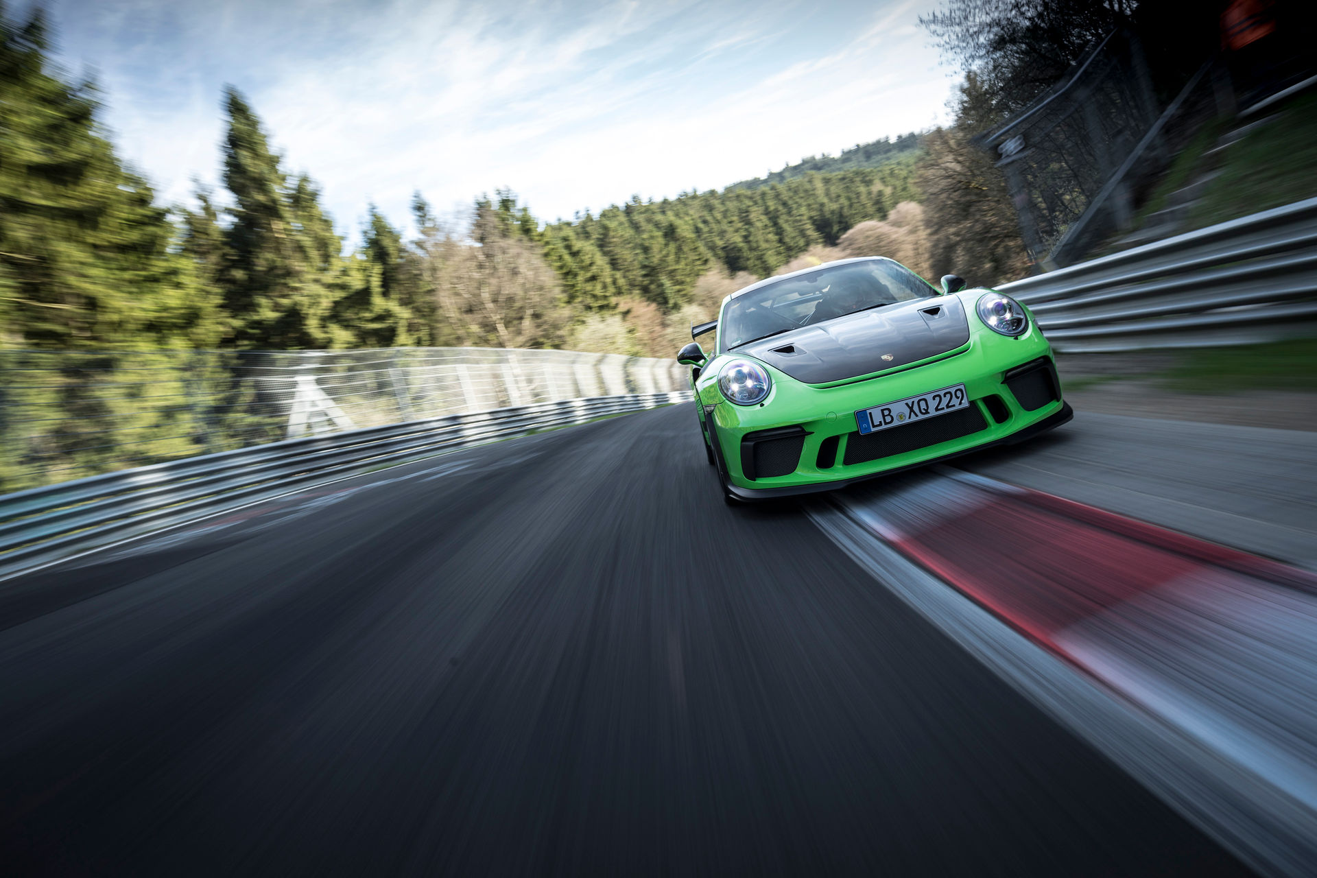 Mẫu xe thể thao hiệu suất cao tăng tốc từ 0 đến 100km/h trong 3,2 giây, đạt vận tốc tối đa 312 km/h. 
