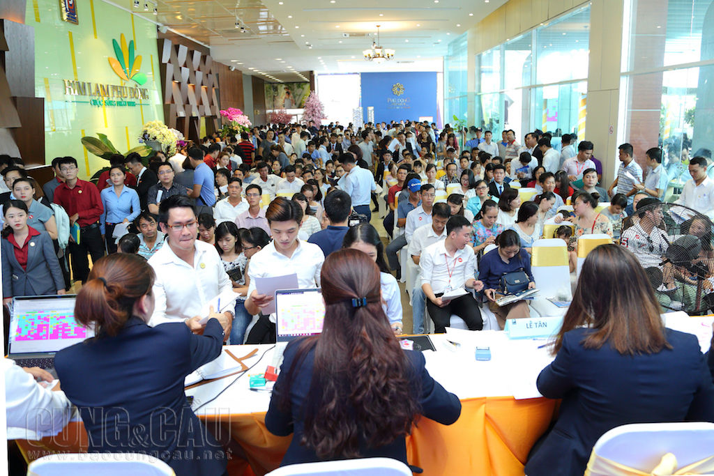 Đông đảo khách hàng đã đến tham quan nhà mẫu, giao dịch tại dự án Phu Dong Premier.