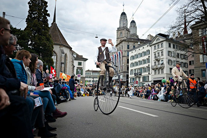 Người dân tham gia cuộc diễu hành trong lễ hội mùa xuân địa phương ở Zurich, Thụy Sĩ, ngày 16/4. Ảnh: Xinhua