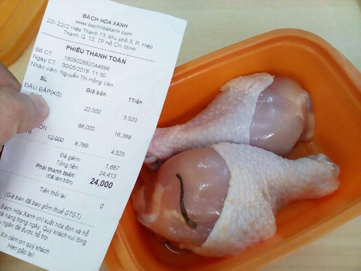   Hình đùi gà có giun được khách hàng cho biết mua tại Bách Hóa Xanh.  