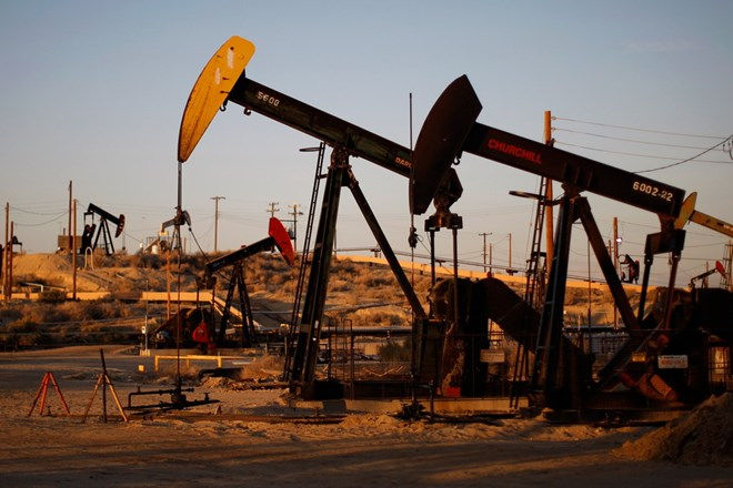 Biến động về dự trữ dầu thô của Mỹ khiến giá dầu ở thị trường châu Á giảm mạnh.