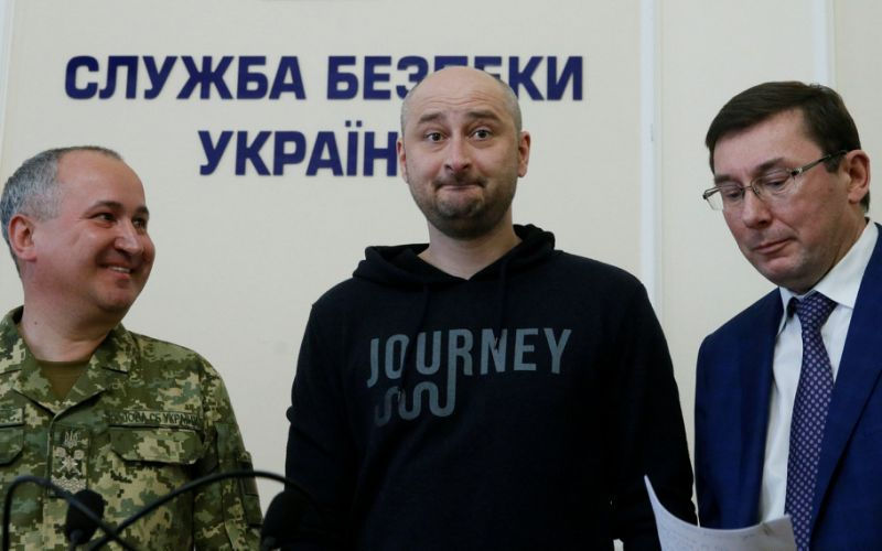 Nhà báo Nga Arkadiy Babchenko xuất hiện trên truyền hình Ukraine.