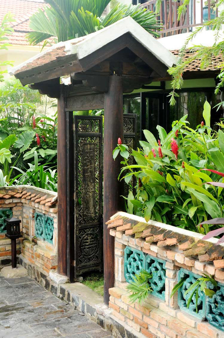 Cánh cửa gỗ được chạm khắc tinh tế, bên bức tường xanh mướt cùng mái ngói đã nhuốm màu thời gian. Khu nhà vườn của diva Hồng Nhung được thiết kế theo lối không gian văn hóa xứ Bắc, tinh tế và cổ kính.
