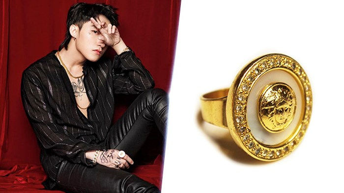   Trong sản phẩm âm nhạc lần này, Sơn Tùng cũng chăm chút kỹ từng phụ kiện đi kèm trên trang phục. Mẫu vòng cổ hay nhẫn vàng của Versace đều có mức giá hơn 500 USD (khoảng 11 triệu đồng). Những món đồ này giúp tạo vẻ bắt mắt trên set đồ.  