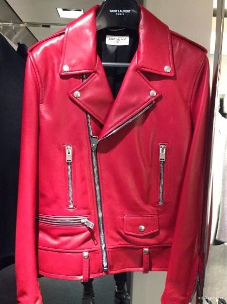Chiếc áo biket jacket mà Sơn Tùng khoác ngoài cũng thuộc thương hiệu Saint Laurent và có giá 4.990USD (hơn 110 triệu đồng). 