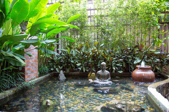Sân vườn nhỏ với hồ nước trước nhà mà Quang Dũng rất yêu thích được tô điểm thêm tượng và cây cảnh.