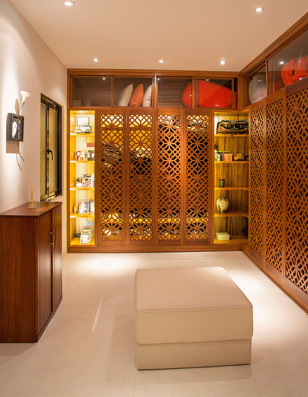 Phòng thay đồ nhỏ gọn với những cánh tủ gỗ khắc hoa văn mộc mạc.