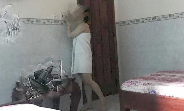 Hình ảnh cô gái chỉ có tấm khăn tắm trắng trên người vào khách sạn cùng tình cũ khiến dân mạng buông lời chỉ trích.