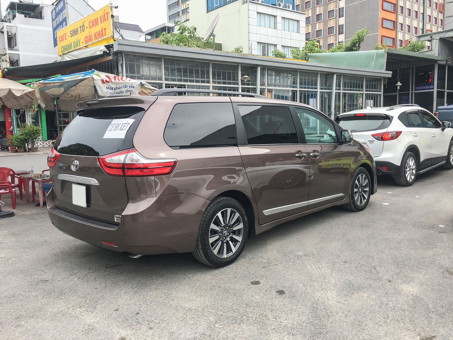 Tại thị trường Việt Nam, xe được nhập khẩu qua các showroom tư nhân không chính hãng. Để sở hữu chiếc xe này, khách hàng phải chấp nhận mức giá hơn 4 tỷ đồng.