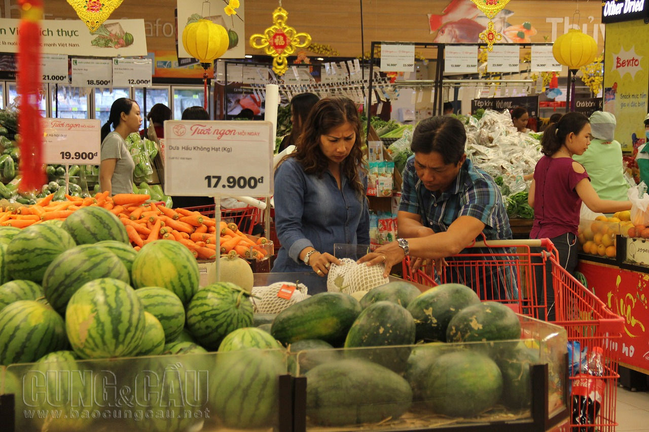 Nhiều siêu thị cũng giảm giá trái cây khiến người tiêu dùng bất ngờ.