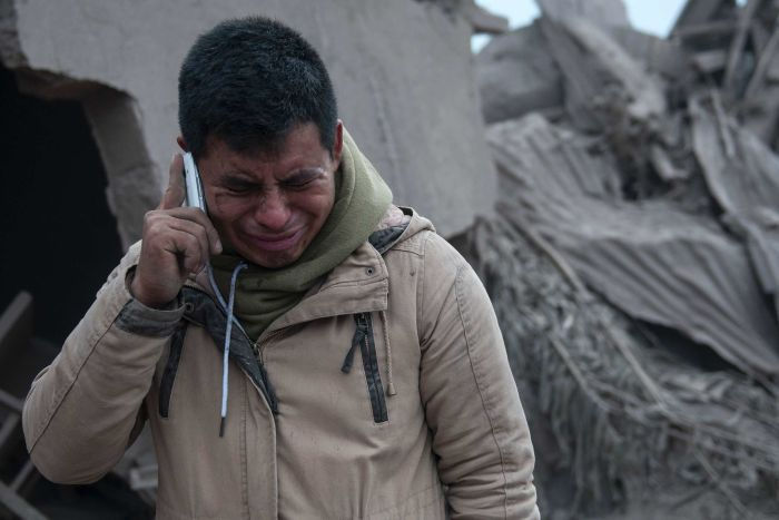 Boris Rodriguez, 24 tuổi, rơi nước mắt vì đang cố gắng tìm vợ sau vụ phun trào của núi lửa.  