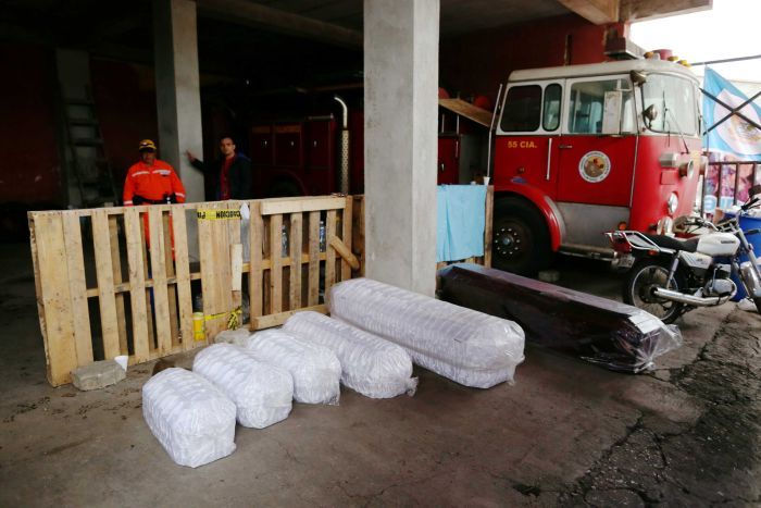 Quan tài cho các nạn nhân tại một trạm cứu hỏa ở Alotenango.  