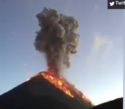 Núi lửa Fuego phun trào dữ dội.