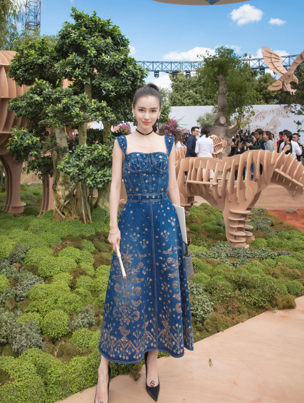 Angelababy khoe dáng mảnh mai khi diện váy chất liệu jean của Dior.