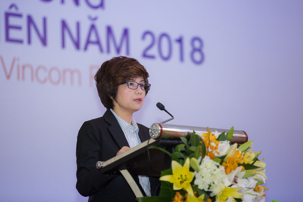 Bà Trần Thu Hiền, Phó tổng giám đốc VRE phát biểu tại đại hội.