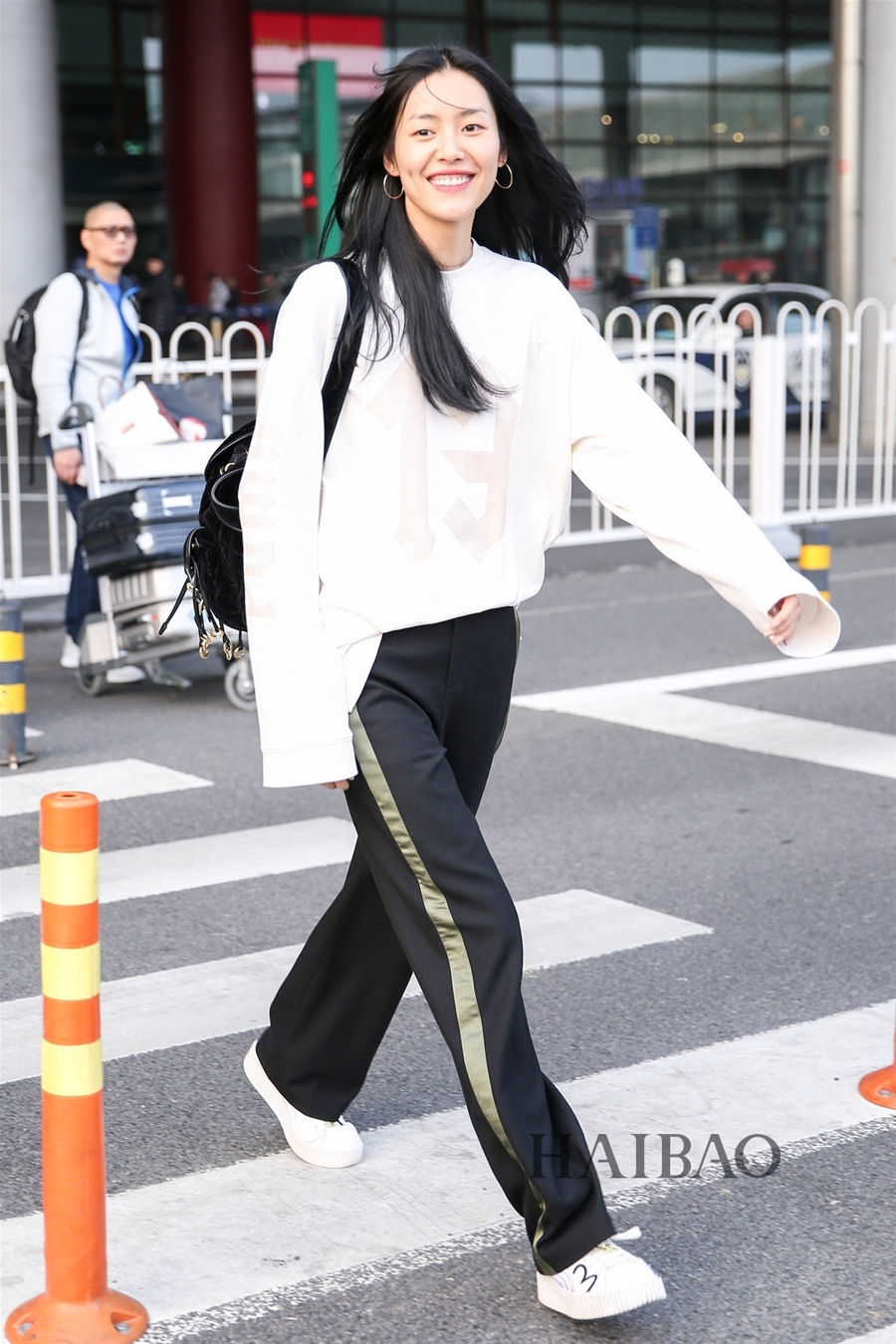 Liu Wen với set đồ phóng khoáng gồm áo thun, track pant và sneaker.