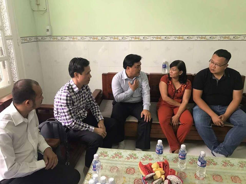  Anh Phan Bửu Toàn (thứ 3 từ trái qua), Chủ tịch Chi hội hướng dẫn viên TP.HCM đang chia buồn với mẹ Khương. (Ảnh của Chi hội hướng dẫn viên TP.HCM)  