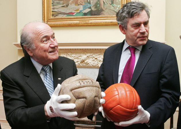 Ông Sepp Blatter đang cầm quả bóng được sử dụng tại World Cup 1930.
