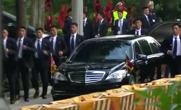 Đội cận vệ bảo vệ xe của ông Kim Jong-un rời khỏi sân bay Changi vào chiều ngày 10/6.