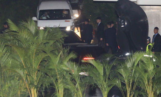 Xe ông Kim Jong-un rời khỏi khách sạn St. Regis.