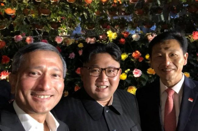 Ông Kim Jong-un selfie cùng Bộ trưởng Ngoại giao và Bộ trưởng Bộ giáo dục Singapore.